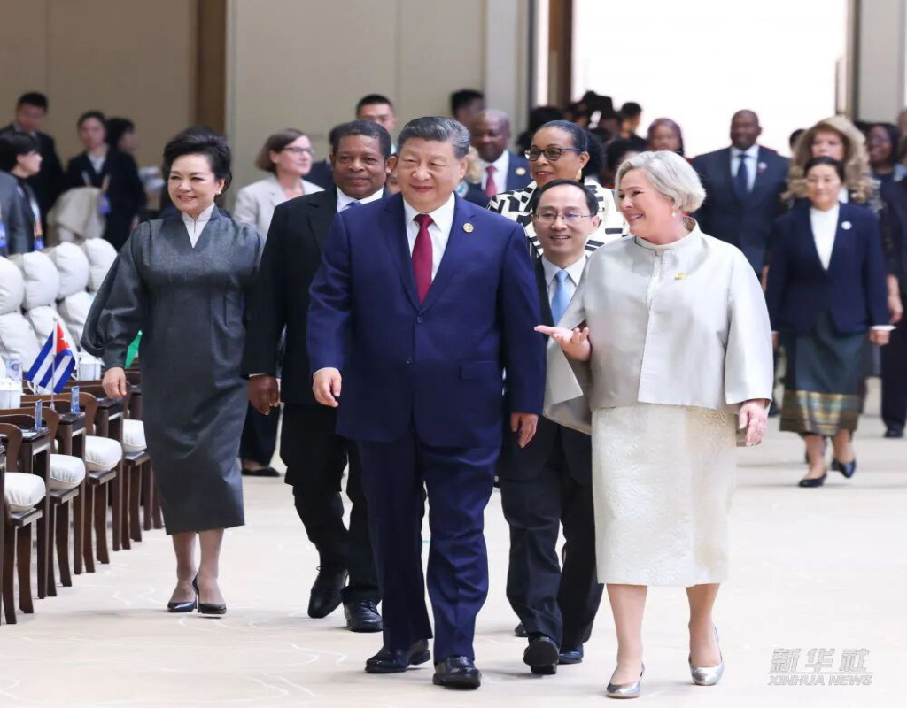 Xi Jinping presenta propuestas para promover desarrollo integral de las mujeres