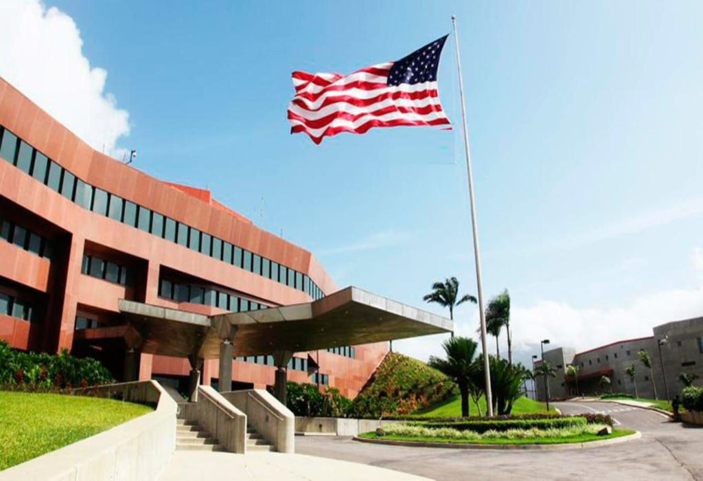 EEUU reanuda formalmente operaciones en su embajada en Venezuela