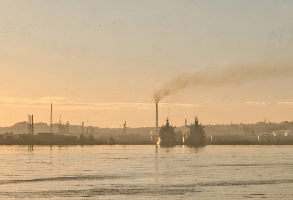 Tanquero con petróleo ruso entra a zona económica exclusiva de Cuba