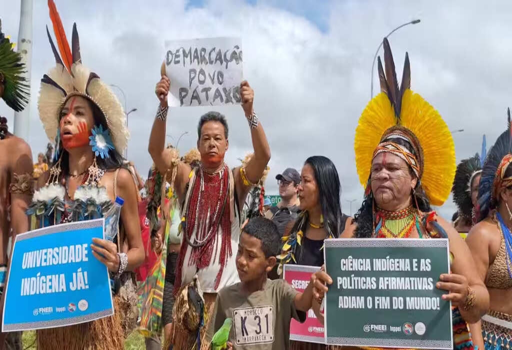 Marchan en Brasil contra amenazas legislativas a derechos indígenas