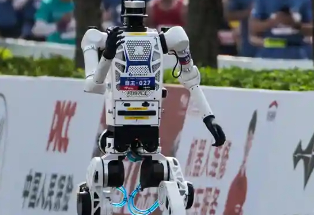 Robots ganan a los humanos en media maratón de Pekín