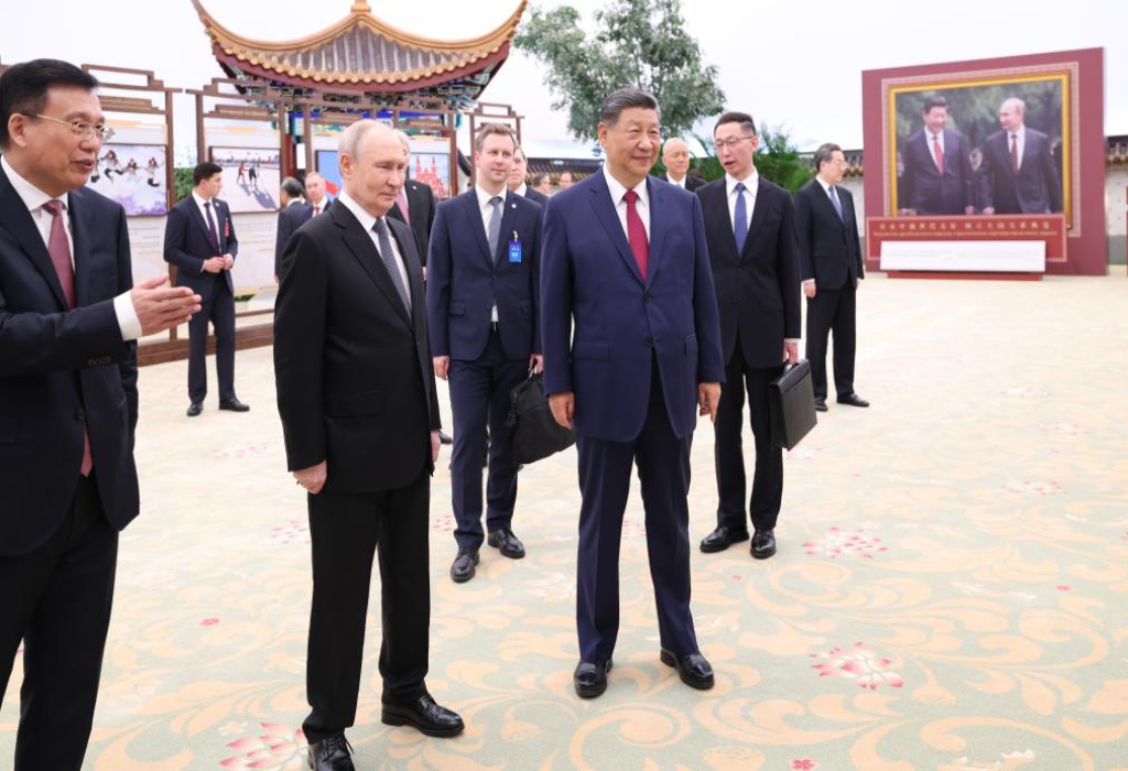 Xi y Putin reviven momentos históricos durante exposición fotográfica