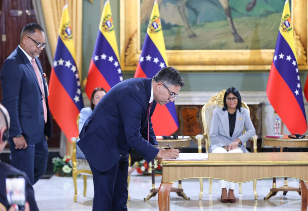 Venezuela y multinacional Shell firman acuerdos de negocio
