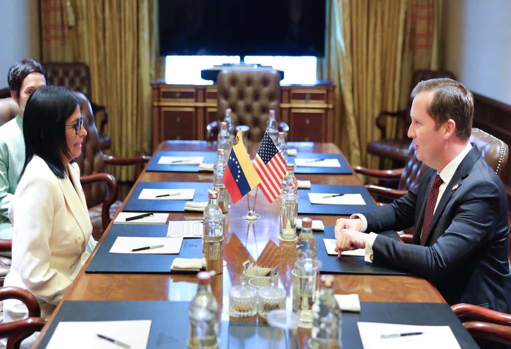 Delcy Rodríguez y embajador de EEUU en la India evaluaron avances de agenda bilateral