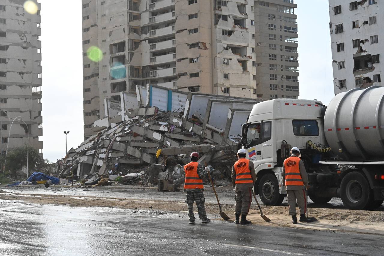 Demolición controlada en La Guaira permite acelerar labores de rescate, afirma diputado Arreaza