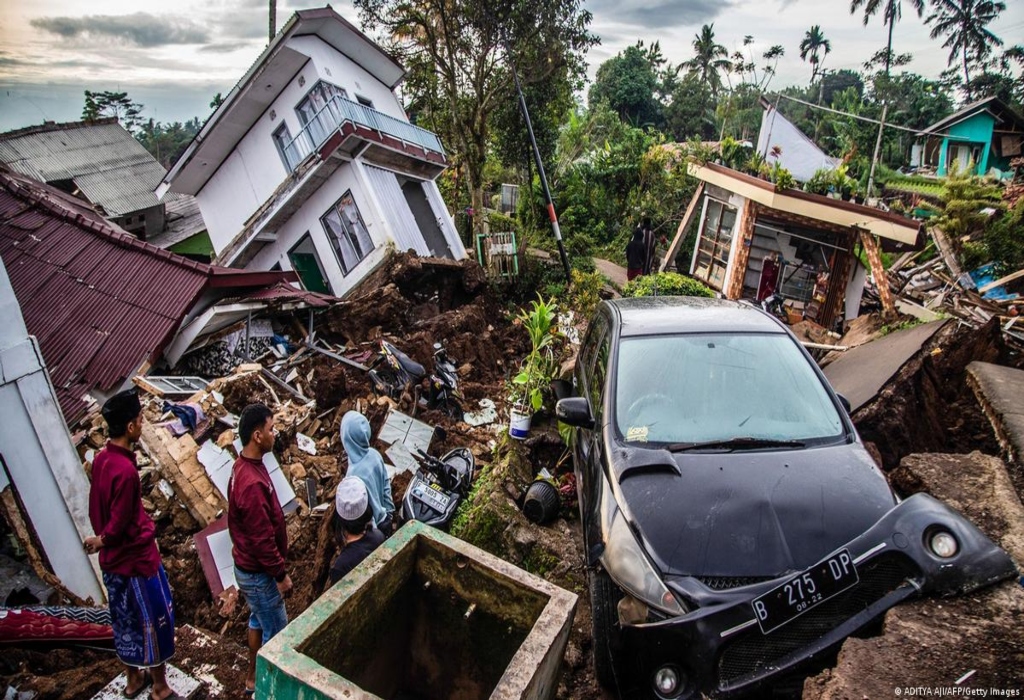 Al menos 40 muertos y 2.000 evacuados tras un terremoto de 7,7 en Indonesia