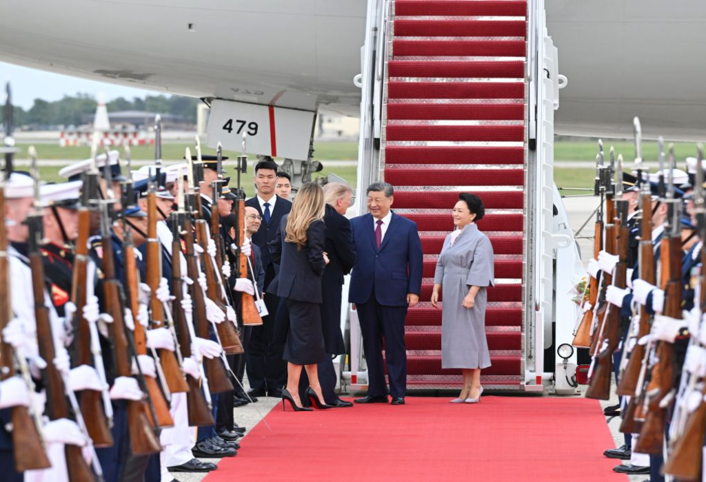 Presidente Xi Jinping llega a EEUU y es recibido en aeropuerto por Trump