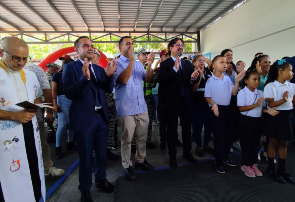 Empresarios turcos recuperan infraestructura educativa afectada por sismos en La Guaira