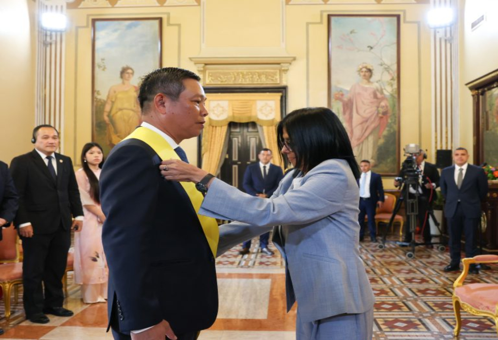 Venezuela condecora al embajador de Vietnam al culminar su misión diplomática