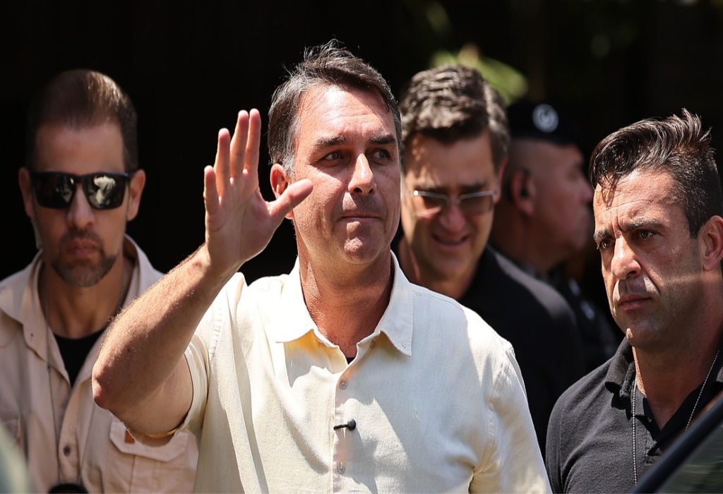 Flávio Bolsonaro huyó a EEUU y el gobierno de Trump confirma que lo acogerá junto a su familia