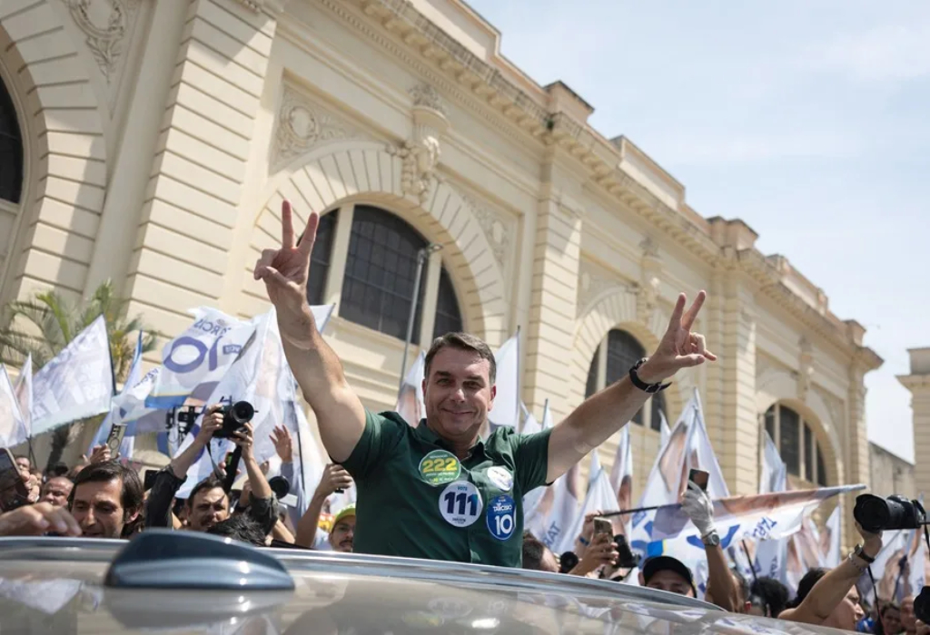 ¿Qué propulsó a Flávio Bolsonaro a ser favorito a la presidencia de Brasil?