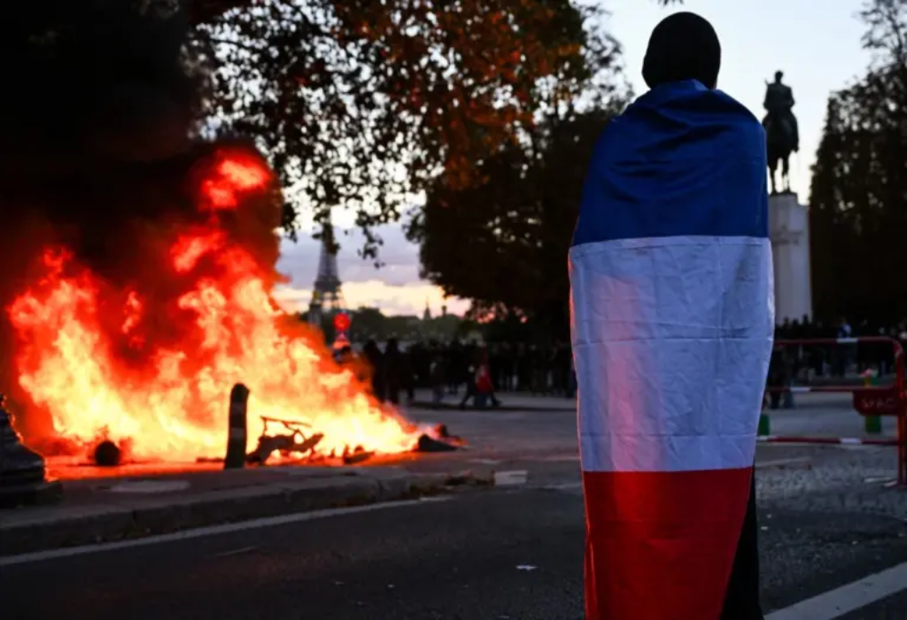 Gobierno francés aplicará toques de queda  frente a protestas en varias ciudades